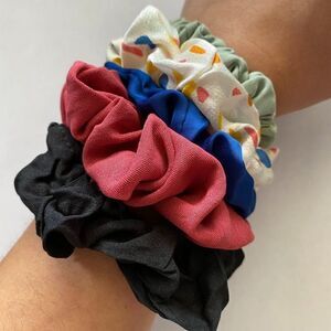 𝅺Set of 5 Scrunchies